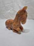 Linda escultura na forma de cavalo em pedra. Medindo 20cm x 17cm de altura.