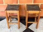 MOBILIÁRIO  Banquinhos em madeira, estrutura simples com quatro pés cilíndricos e assento em trama. Estilo rústico, com marcas do tempo e de uso. Medidas: 60x30x30 cm.