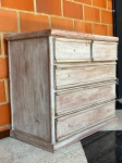 MOBILIÁRIO  Cômoda antiga com 5 gavetas, madeira patinada em cor clara com acabamento desgastado e marcas do tempo e de uso. Medidas: 90x100x55 cm.