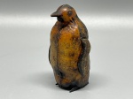 COLECIONISMO - Antiguíssimo pinguim em lata. Marcas do tempo e de uso.