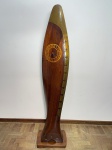COLECIONISMO - Raríssimo relógio de chão, feito a partir de original hélice de ZEPPELIN, marchetado e incrustrado com metal dourado. Med. 172x35 cm. Não testado e sem garantia.