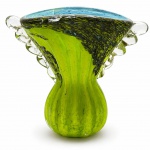 MURANO - Belo vaso floreira em tom incolor, verde limão, azul, tons mais escuros, interior azul claro. Med. 21x23x13 cm. Apresenta trincado.