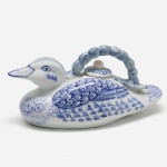 PORCELANA - Bule em formato de pato, branco e azul. Med. 8x18x8 cm. Marcas do tempo e de uso.