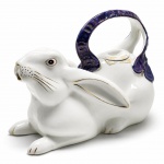 PORCELANA - Bule em formato de coelho, alça azul e detalhes dourados. Med. 14x20x10 cm. Marcas do tempo e de uso.