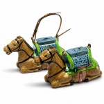 PORCELANA - Par de bules em formato de cavalo, policromado, 1 deles sem alça e com tampa com puxador quebrado. Med. 11x20x7 cm. Porcelana japonesa.