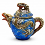 PORCELANA - Lindo bule em formato de dragão, tom azul e farta policromia. Med. 13x13x8 cm. Marcas do tempo e de uso.