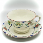 PORCELANA - Parte de grande coleção de xícaras - Bela xícara porcelana oriental Japão, branca, decorada com flores policromadas e frisos dourados. Med. 5x10 cm e 13 cm. Marcas do tempo e desgastes. Bicados.