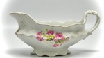 FAIANÇA - Parte de grande coleção de Molheiras - Bela molheira faiança inglesa, branca, decorada com flores policromadas e detalhes dourados. Med. 9x20x11 cm. Marcas do tempo e desgastes. Manchas.
