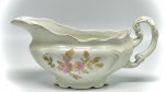 FAIANÇA - Parte de grande coleção de Molheiras - Bela molheira faiança, branca, decorada com relevo, flores policromadas e detalhes dourados. Med. 10x21x9 cm. Marcas do tempo e desgastes.