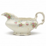FAIANÇA - Parte de grande coleção de Molheiras - Bela molheira em faiança inglesa, John Hadoock & Sons, branca, decorado com flores policromadas e detalhes dourados. Med. 11x21x10 cm. Marcas do tempo, de uso, manchas e desgastes.