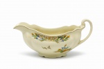 FAIANÇA - Parte de grande coleção de Molheiras - Bela molheira em faiança inglesa, Johnson Bros, bege, decorado com flores policromadas e detalhes dourados. Med. 9x20x10 cm. Marcas do tempo, de uso, manchas e desgastes.