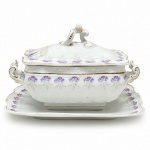 PORCELANA - Parte de grande coleção de Molheiras - Bela molheira em porcelana porcelana VIEUX PARIS, branca, decorada flores roxas e ramos verdes, detalhes dourados. Med. 15x21x11 cm e 22x15 cm. Acompanha presentoir e  tampa. Marcas do tempo, de uso, manchas e desgastes.