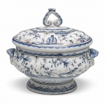 FAIANÇA - Parte de grande coleção de Molheiras - Bela molheira em faiança portuguesa - Branco e azul e decorada com motivos vegetalistas. Med. 15x16x11 cm.  Marcas do tempo, de uso, manchas e desgastes.