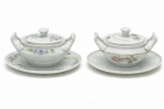 PORCELANA - Parte de grande coleção de Molheiras - Lote de pequenas molheiras em porcelana - Branca, decorada decorada com delicadas flores policromdadas. Med. 8x14x10 cm. Marcas do tempo, de uso, manchas e desgastes.