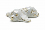 PORCELANA - Bibelo, estatueta em fina porcelana vintage representando um cão. Med. 3x7x6 cm.
