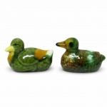 PORCELANA - Conjunto de saleiro e paliteiro em porcelana, representando patos. Med. 5x7x3 cm.