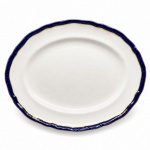 FAIANÇA - Travessa em faiança inglesa, na cor bege, borda azul royal e detalhes dourados. Leves relevos. Med. 3x28x23 cm. Marcas do tempo e de uso.