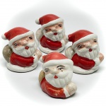 DIVERSOS - Lote de 4 marcadores de mesa em formato de Papai Noel. Med. aproxidamente 5 cm. Marcas do tempo e de uso.
