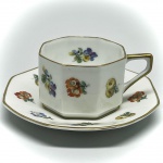 PORCELANA - Parte de grande coleção de xícaras - Bela xícara em fina porcelana Rosenthal, octagnal, delicadamente decorada flores policromadas e detalhes dourado. Med. 4x8 cm e 11 cm.  Marcas do tempo e desgastes.