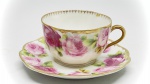 PORCELANA - Parte de grande coleção de xícaras - Bela xícara em porcelana Bavaria, branca, decorado com rosas policromadas e detalhes dourados. Med. 4x8,5 cm e 11 cm. Marcas do tempo, de uso, manchas e desgastes.