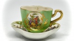 PORCELANA - Parte de grande coleção de xícaras - Bela xícara em porcelana inglesa PARAGON, branca, decorado com exterior em tom verde, ao centro cena galante policromada e detalhes dourados. Med. 4,5x8 cm e 9 cm. Marcas do tempo, de uso, manchas e desgastes.