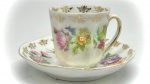 PORCELANA - Parte de grande coleção de xícaras - Bela xícara porcelana, branca, decorada com flores policromadas, detalhes dourados. Med. 5x7 cm e 10 cm.  Marcas do tempo e desgastes.