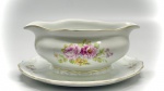 PORCELANA - Parte de grande coleção de Molheiras - Bela molheira em porcelana Schimitd - Branca, decorado com delicadas flores policromadas, detalhes dourados e leve relevo. Med. 8x18x17 cm.  Marcas do tempo, de uso, manchas e desgastes.