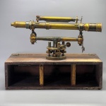 DIVERSOS - Vintage. Teodolito americano em metal dourado da marca "W. & L.E Gurley". Apresenta inscrições. 50 x 30 cm. Comcaixa original em madeira. No estado.