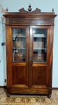 MOBILIÁRIO - Antiga e magnífica cristaleira / vitrine, estilo Império . Brasil Séc. XX. Med. 250x150x50 cm. Marcas do tempo e de uso. Móveis Usados - Lote de móvel antigo e usado, podendo apresentar marcas de uso e desgaste natural do tempo. Há possibilidade de danos ocultos e ou outras imperfeições.  Não há garantia ou possibilidade de devolução após a aquisição. Recomenda-se inspeção prévia.