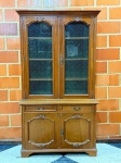 MOBILIÁRIO - Cristaleira , armário de louças, modelo Thomasville French Country (Provençal Francês), em madeira nobre. Med. 208x116x48 cm. Móveis Usados - Lote de móvel antigo e usado, podendo apresentar marcas de uso e desgaste natural do tempo. Há possibilidade de danos ocultos e ou outras imperfeições.  Não há garantia ou possibilidade de devolução após a aquisição. Recomenda-se inspeção prévia.