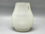 Cúpula antiga em demi cristal satinê jateado, formato bulboso com corpo liso e sutil estreitamento em direção à extremidade superior. Medidas: 14x8,5x7 cm. Apresenta marcas do tempo, de uso, bicados e resíduos/manchas escuras na borda