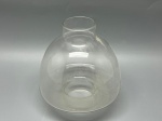 Cúpula antiga em vidro translúcido, formato cogumelo/abaulado com superfície lisa. Apresenta pescoço curto cilíndrico na extremidade superior e base de encaixe saliente. Medidas: 15x6x5 cm. Apresenta marcas do tempo, de uso, leve opacidade e sutis bicados.