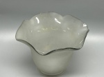 Cúpula antiga em demi cristal satinê translúcido, formato tulipa com bojo liso e borda superior finalizada em delicado babado ondulado. Medidas: 10x13x5,5 cm. Apresenta marcas do tempo, de uso, discretas sujidades e sutis bicados na borda inferior de encaixe.