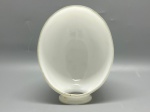 Cúpula antiga para arandela estilo Art Déco em demi cristal opalinado, formato ovalado assimétrico tipo "concha" com bocal circular saliente para encaixe. Medidas: 8x15,5x11 cm. Apresenta marcas do tempo, pequenos desgastes de uso e discretos bicados na borda.