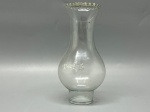 Antiga chaminé para lamparina ou lampião de pequeno porte, confeccionada em vidro ou demi cristal translúcido liso. Apresenta formato clássico bojudo com gargalo alongado e extremidades de corte reto. Medidas: 12x3,5x4,5 cm. Apresentam marcas do tempo, de uso e bicados.