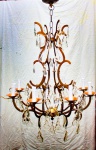LUSTRE - Belo em lustre em ferro e cristal, pingentes lapidados e em formato de gotas. Med. 84x70 cm.
