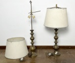 Par de abajures com fustes trabalhados em metal dourado. Peças antigas apresentando pátina do tempo, oxidação e fiação de época (necessita de revisão elétrica completa). Acompanham duas cúpulas em metal pintado, mostrando sinais evidentes de desgaste, manchas e avarias devido ao tempo. Um dos abajures necessita de fixação ou reparo na haste superior de suporte do bocal. Vendidos no estado em que se encontram.