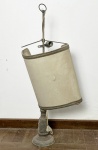 Abajur de mesa individual antigo, com base e haste em metal. Peça apresenta forte pátina do tempo, marcas profundas de oxidação, desgaste no acabamento e fiação antiga (necessita de refação elétrica completa). Acompanha cúpula em tecido claro com passamanaria, que se encontra severamente danificada, descolada da estrutura e com manchas profundas. Ideal para reaproveitamento de componentes ou projeto completo de restauração. Vendido no estado em que se encontra.