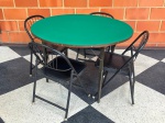 MOBILIÁRIO - Mesa de jogo dobrável, redonda, com 4 cadeiras em ferro. Apresenta vestígios de ataque de cupins. Med. 75x115 cm e 77x46x40 cm. Marcas do tempo e de uso. OBS.: Móveis UsadosLote de móvel antigo e usado, podendo apresentar marcas de uso e desgaste natural do tempo. Há possibilidade de danos ocultos e ou outras imperfeições.Não há garantia ou possibilidade de devolução após a aquisição. Recomenda-se inspeção prévia.