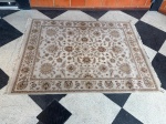 TAPETE - Tapete EGIPCIO, BUCHARA,no tom marfim adornado com florais, constando ainda etiqueta de fabricação no verso. Med. 260x200 cm. Marcas do tempo e de uso.