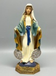 ARTE SACRA -   Escultura em resina, representando Nossa Senhora da Medalha Milagrosa. Alt. 23 cm. No estado, apresenta faltas.