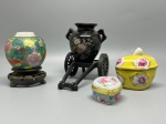 PORCELANA - Lote de 4 peças em porcelana de 2 porta joias, 1 potiche e 1 vasinho. Med. maior 8x8 cm e menor 3x3 cm. Marcas do tempo e de uso.