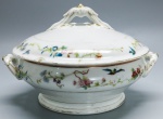 PORCELANA - Parte de grande coleção de SOPEIRA - Porcelana LIMOGES - Decoração com flores e pássaros policromadas e faixas douradas. Med. 16x25x20 cm. Bicados.