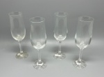 DEMI CRISTAL - Elegante conjunto de 4 taças para champagne em demi cristal com 20 cm de altura, apresentando bojo liso e transparente, complementado por sofisticadas haste e base facetadas.