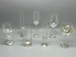 DEMI CRISTAL - Variado conjunto de peças em vidro e demi cristal, composto por taças de diversos modelos (incluindo taças de vinho, champagne e com decorações personalizadas e coloridas). Maior 23 cm e 15 cm. Bicados.