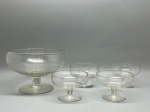 DEMI CRISTAL - Conjunto de sobremesa com saladeira e 4 taças para servir. Med. 14x20 cm e 7x10 cm. Marcas do tempo e de uso.