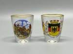 DEMI CRISTAL - Charmoso par de copos de dose (shot) em vidro com borda dourada, com 5 cm de altura. Um deles apresenta brasão e a inscrição "Deutschland  Germany", enquanto o outro traz uma colorida ilustração paisagística da cidade de Rothenburg ob der Tauber.