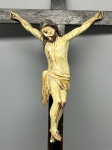 ARTE SACRA - Antigo crucifixo com imagem de Cristo em madeira entalhada e policromada, apresentando rica expressão de dor e chagas detalhadas em tons avermelhados, com pano de pudor (perizônio) drapeado. Acompanha cruz e base torneada em madeira escura. Med. Cristo 23x17 cm e cruz 56x30 cm. Marcas do tempo e de uso.
