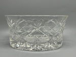 CRISTAL -  Belo centro de mesa em grosso cristal. ricamente lapidado. Med. 11x22x16,5 cm. Apresenta bicados.