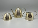 METAL - Aparelho de chá e café em metal espessurado a prata, composto por bule, açucareiro com tampa e leiteira. Med. maior 12 cm e menor 7 cm. Marcas do tempo e de uso.